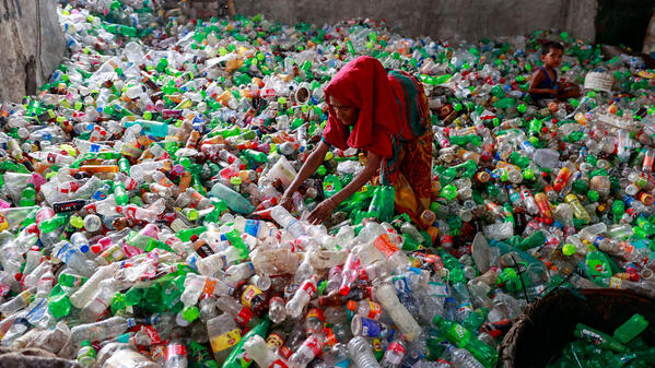 Workers are sorting discarded plastic bottles collected from the garbage heap and preparing them for recycling. © Suvra Kanti Das / ZUMA Press / RÉA