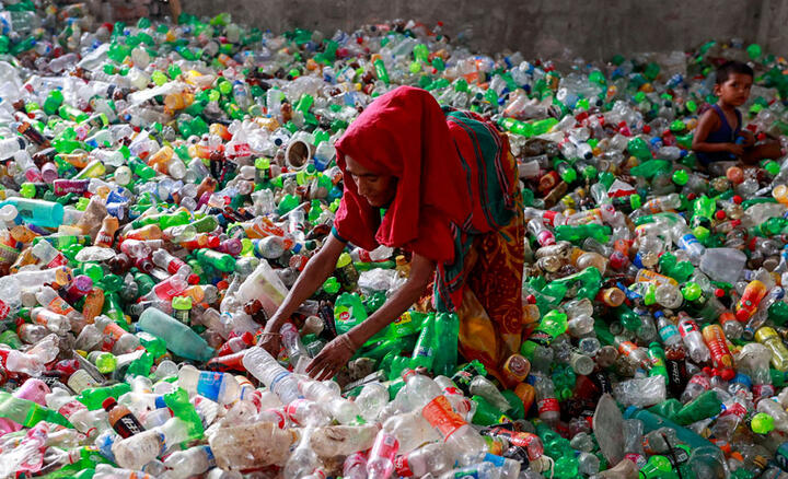 Workers are sorting discarded plastic bottles collected from the garbage heap and preparing them for recycling. © Suvra Kanti Das / ZUMA Press / RÉA