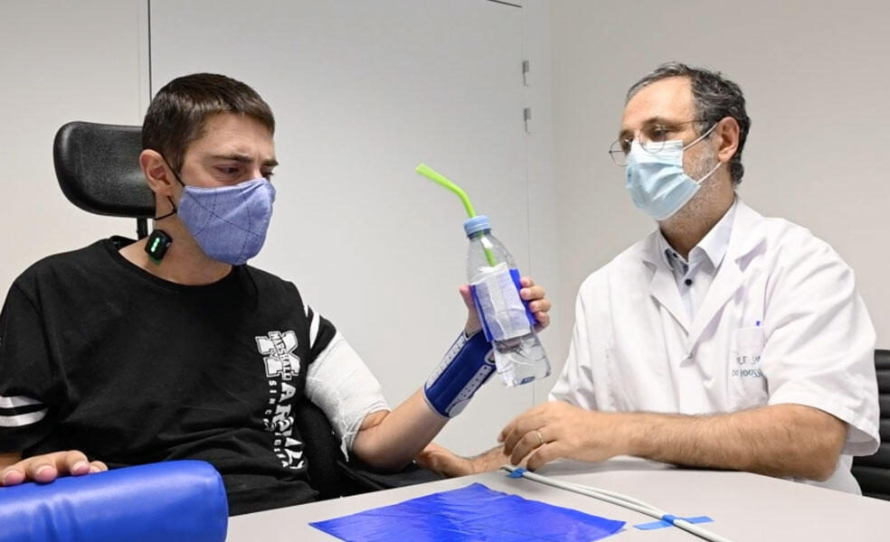 Un patient teste la saisie d’objet et les interactions possibles