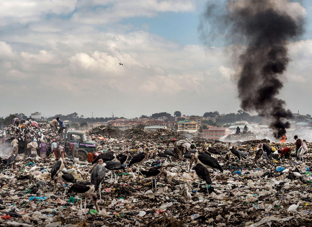 Dandora dump, Kenya. All domestic and industrial waste is dumped here. © Sven Torfinn / PANOS-RÉA 